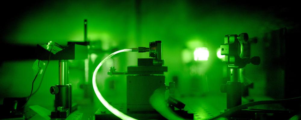 Laser i ett fysiklaboratorium
