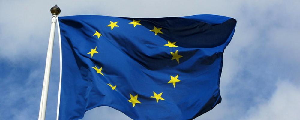 Foto av en vajande EU-flagga