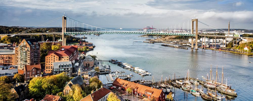 Vy över staden Göteborg med Älvsborgsbron och hamninlopp