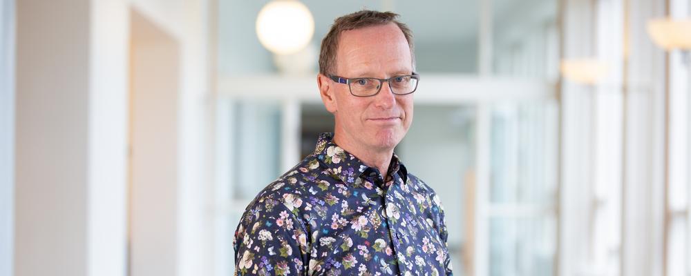 Håkan Eggert klädd i skjorta kollar in mot kameran