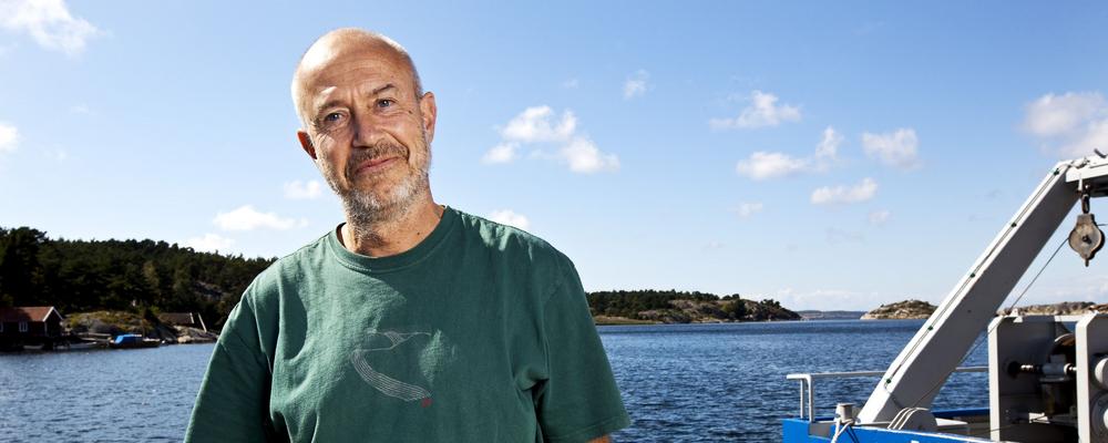 Fredrik Pleijel standing just in front of the sea shore.