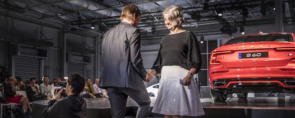Sweden's Washington ambassador Karin Olofsdotter attended the inauguration of the first Volvo car factory in the US in 2018. Here she shakes hands with Volvo Cars' former CEO Håkan Samuelsson.