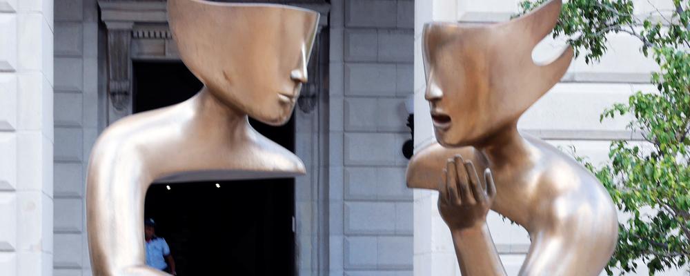 Bronsskulptur med två figurer som kommunicerar