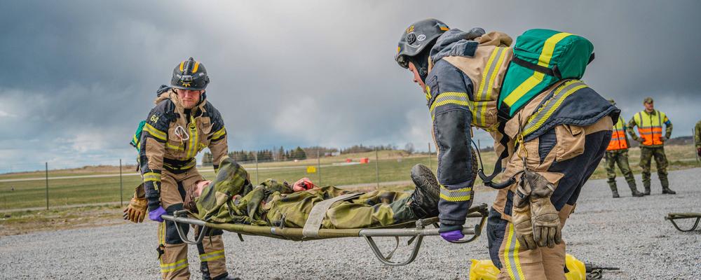 Räddningstjänst och soldaterfrån Upplands flygflottilj övar på masskadeutfall vid Aurora våren 2023
