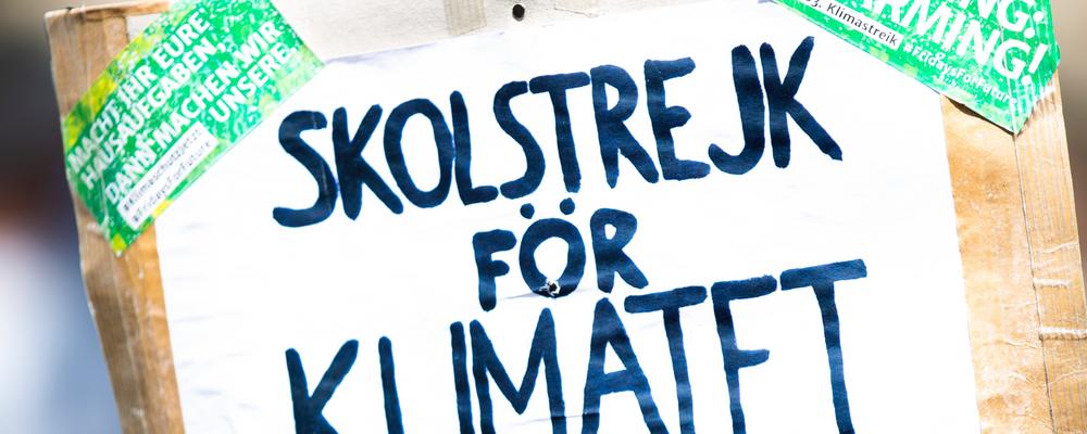 Foto av en skylt med texten Skolstrejk för klimatet