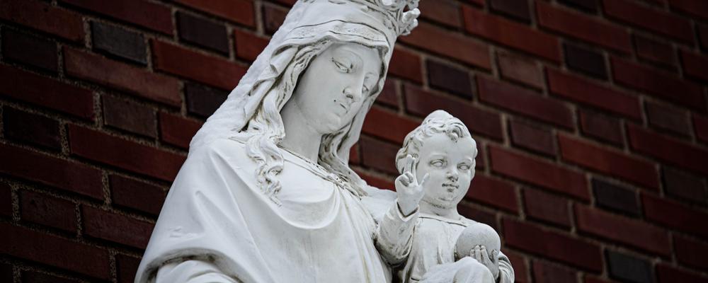 Bild på en staty av Maria och Jesusbarnet.