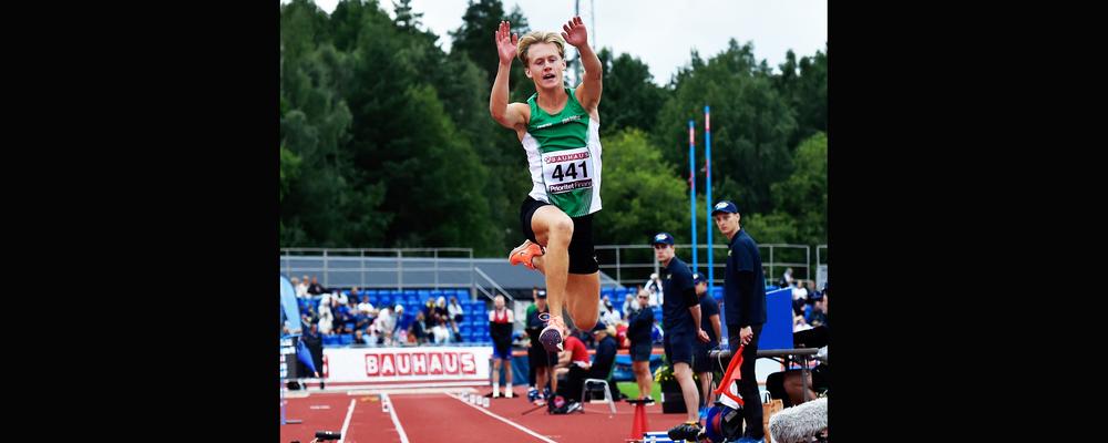 Gustav Tartu hoppar längdhopp