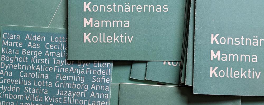 Blågröna broschyrer med titeln Konstnärernas Mamma Kollektiv och medlemmarnas namn