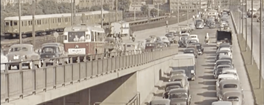 Bild av trafik från filmen Traffic jams in The Lost Melody (1957).