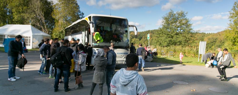 Migranter runt en buss