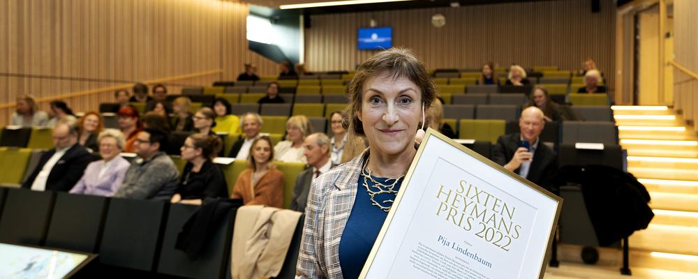 Författaren Pija Lindenbaum fick 2022 ta emot Sixten Heymans pris.