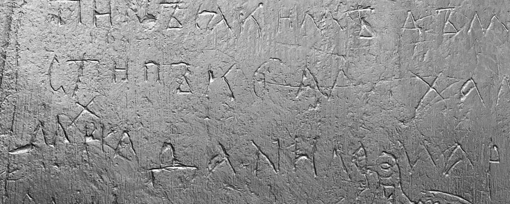 Närbild på en vägg fylld med olika inskriptioner