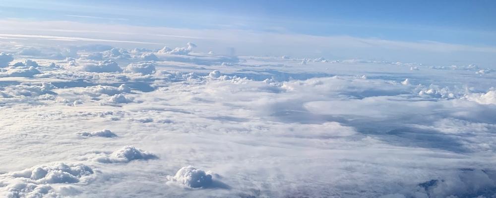 Flygbild över molnen