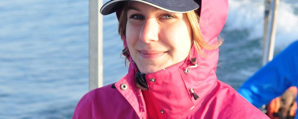 En kvinna ombord på en båt på en sjö.