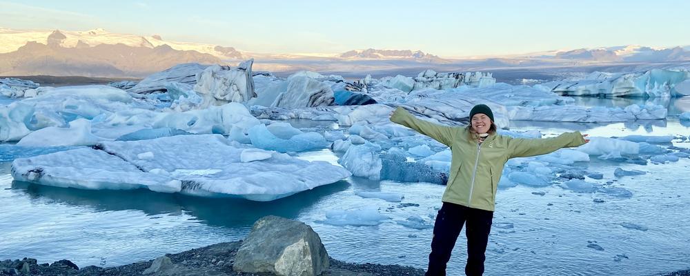 Wilma Ljungberg står vid glaciär