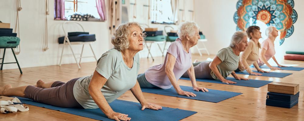 Foto på äldre kvinnor som träna yoga
