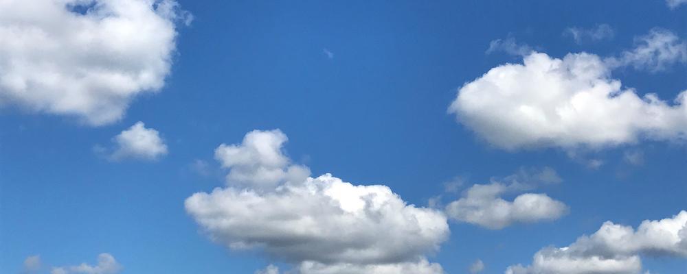 Bild på vita moln mot blå himmel