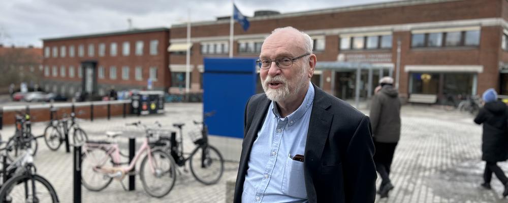 Lars Lilliestam, professor emeritus i musikvetenskap, framför Humanistiska biblioteket