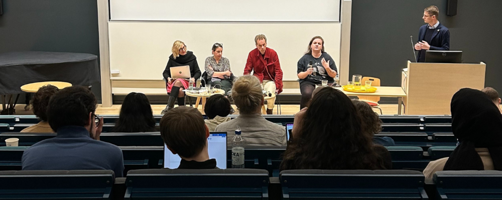 Fyra forskare vid Forskarskolan FUDEM sitter och diskuterar i ett panelsamtal
