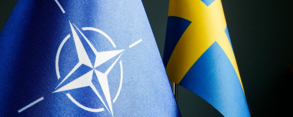 Natoflagga och svensk flagga