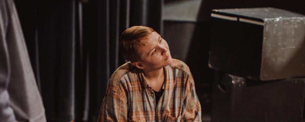 Tre teaterlärarstudenter i en blackbox