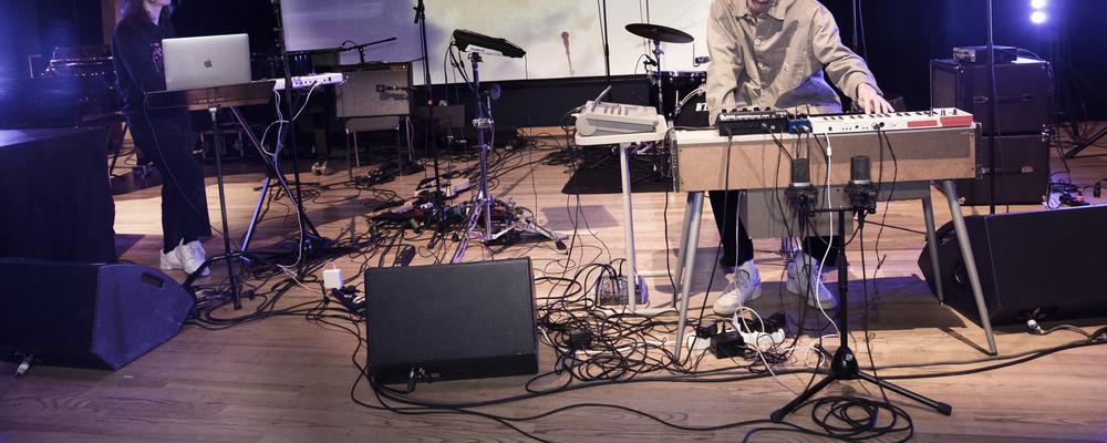 Två musiker spelar på synth respektive dator