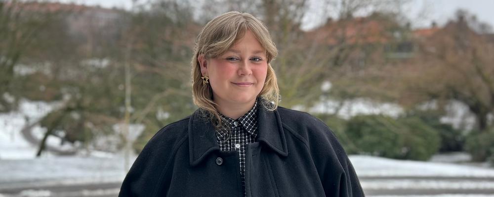 Studenten Tea Stoltz framför Näckrosdammen