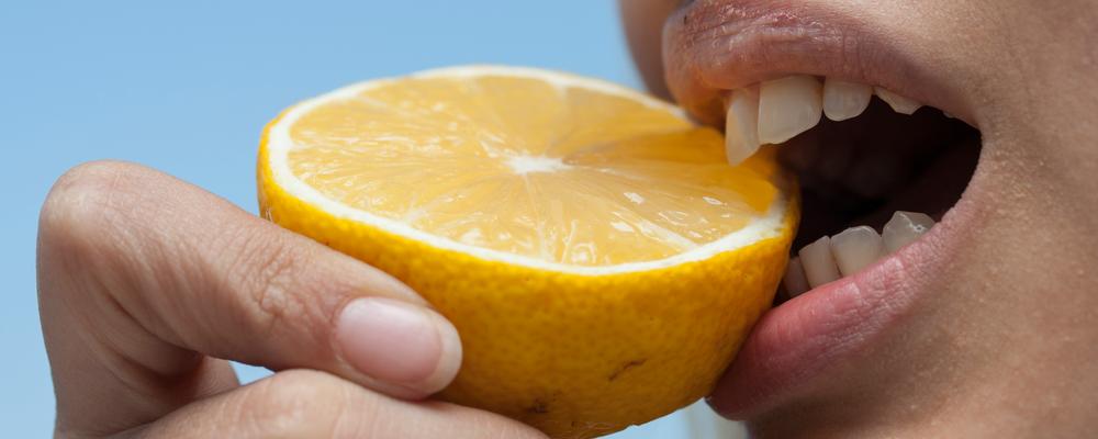 Person som smakar på en citron