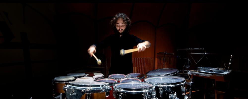 En musiker med många trummor