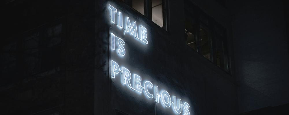 Text in neon lights: time is precious