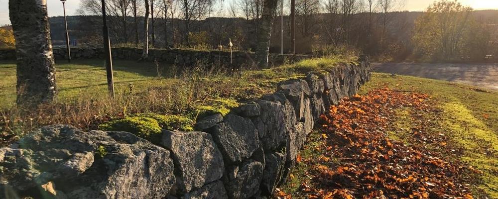 Kallmuren vid Sköns kyrka