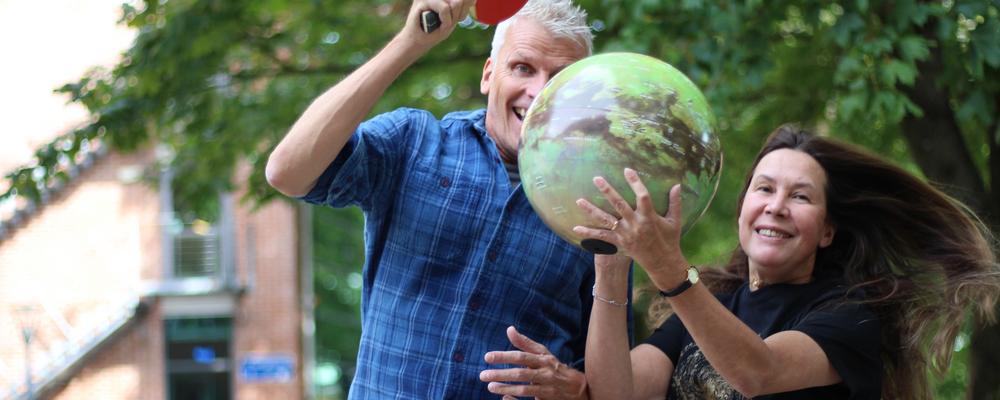 Maria Sundin och Christian Olsson hoppar med boll och rack