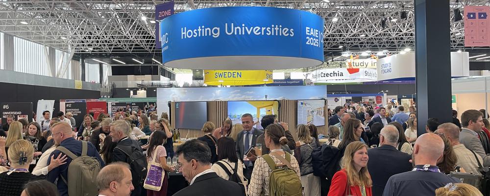 Folksamling i konferenshallen i Toulouse