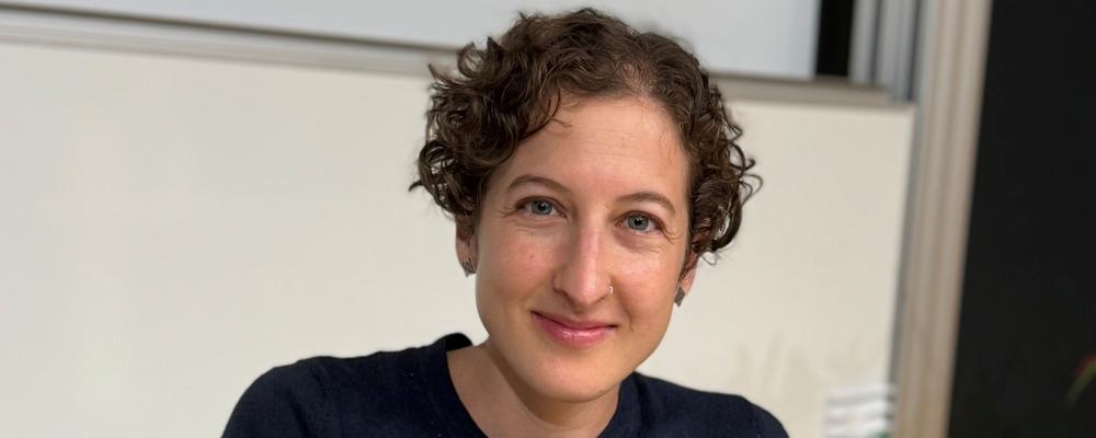 Närbild på Maya Wind i Humanistens hörsal