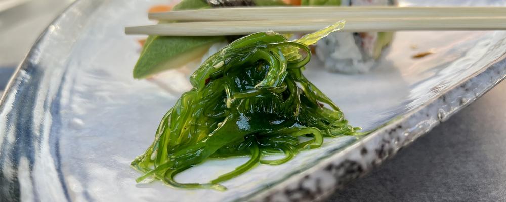 Algsallad på tallrik. 