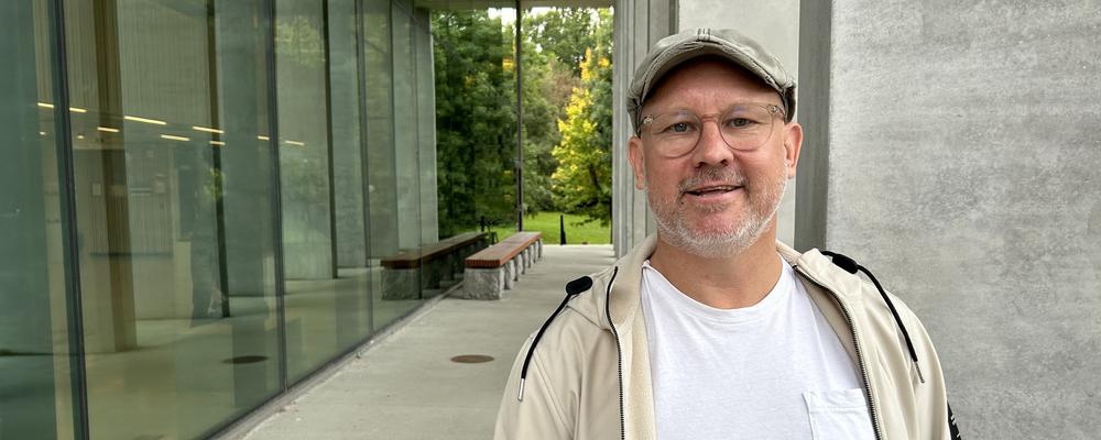 Sportjournalisten Robert Laul står framför Humanisten