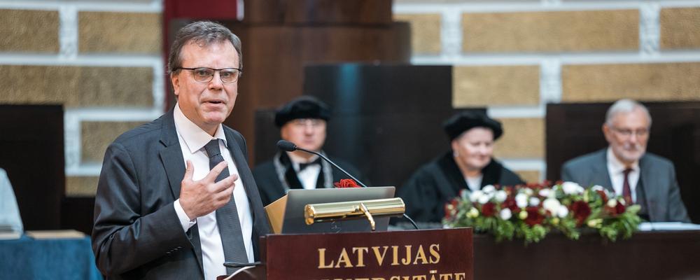 Dag Hanstorp håller tacktal vid ceremonin i Riga där han utsågs till hedersdoktor.