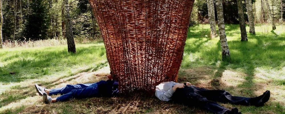 skulptur i trä ute i naturen