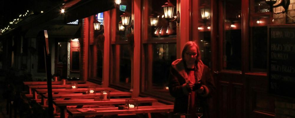 En upplyst uteservering på kvällen.