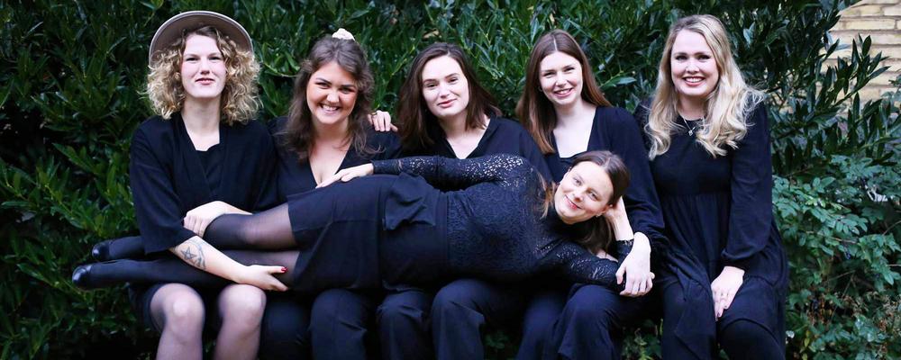 Several persons looking into the camera