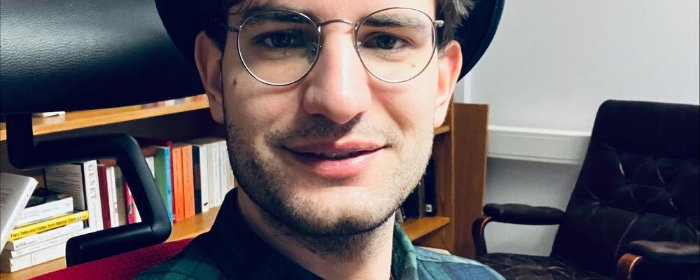 Ung kille med hat på