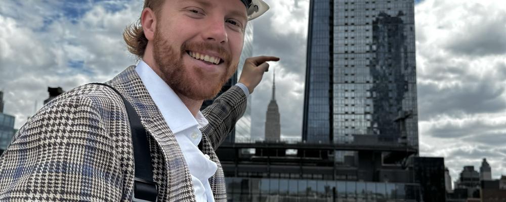 Jonathan framför höga byggnader