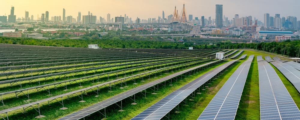 Framtidsvy med storstadsmiljö och solpaneler
