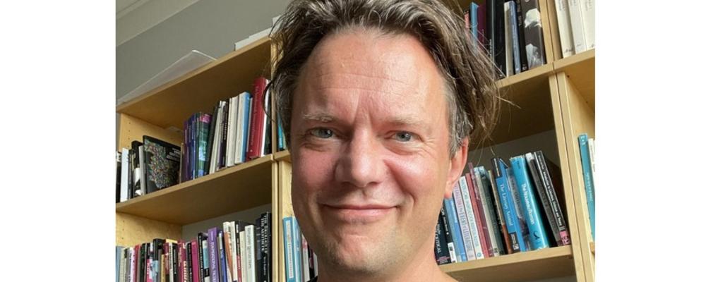 Man tittar leendes mot kameran