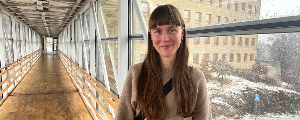 bild på kvinna på gångbro