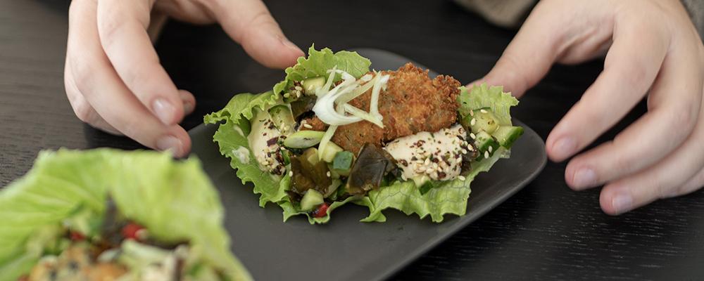 Friterade ostron med asiatisk tång- och gurksallad