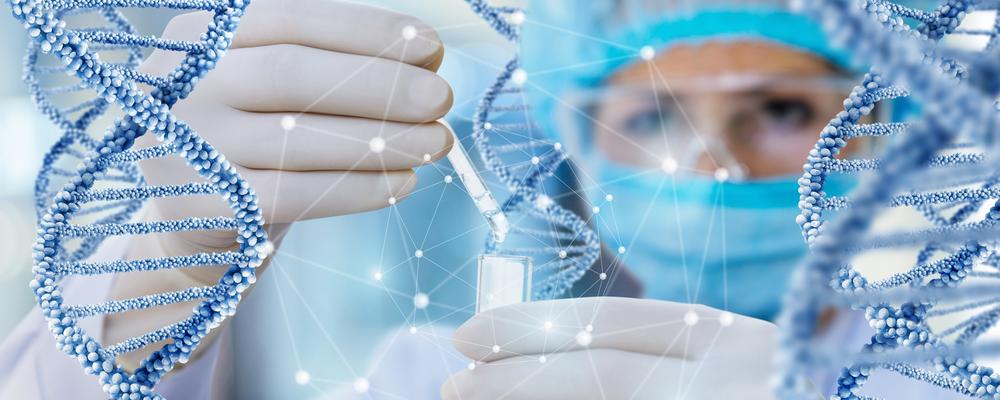 forskare med glasögon och munskydd bakom strängar av DNA - symbolisk bild för ATMP-området.