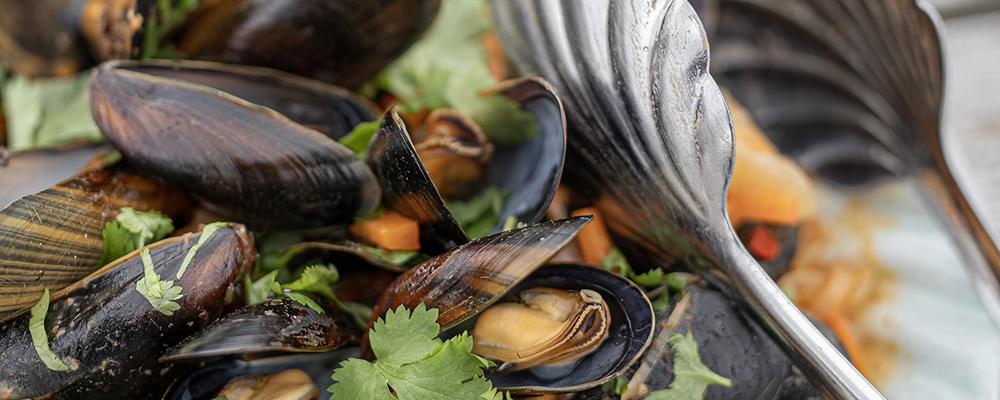 Blåmusslor på fat.