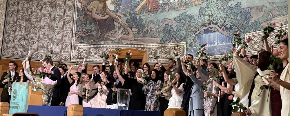 Firande tandläkarstudenter i aulan