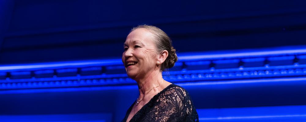 En person vänd åt sidan